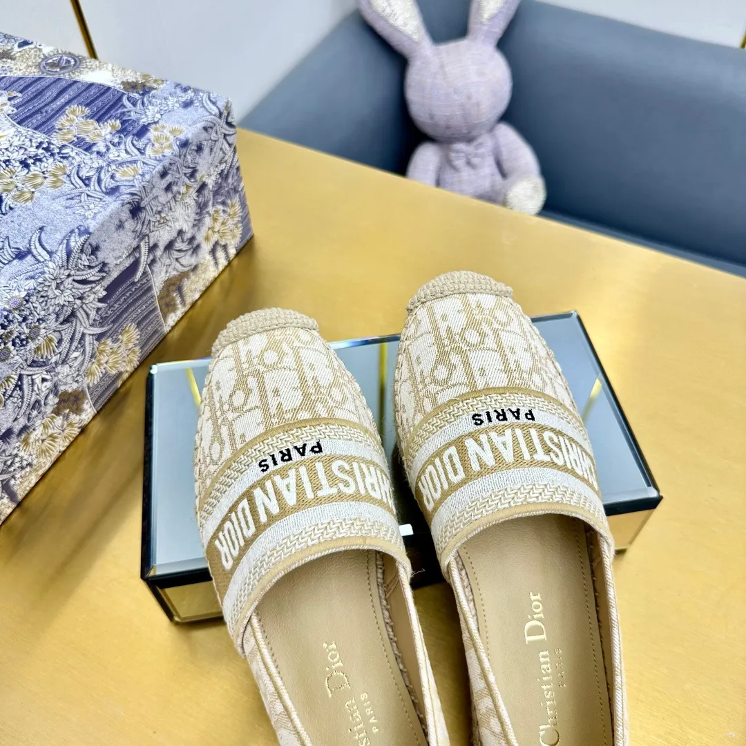 👟👟Ex-factory price 480👟👟 Dior Four Seasons Classic Electric Embroidered Fisherman Shoes These Dior Granville straw fisherman shoes are casual yet elegant. The upper is made of full leather embossing//cotton embroidery Carefully crafted, with hand-made rope soles + thin rubber outsole using traditional craftsmanship, they are lightweight, wear-resistant and versatile. They are essential for summer shoe cabinets👍34-42 sizes (34.41.42 custom sizes are non-refundable and non-exchangeable)